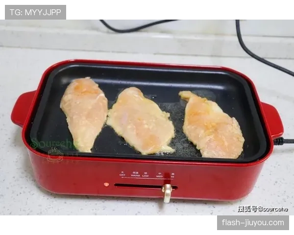 谌龙训练完顺手啃个鸡胸肉，这自律看得我晚饭都不敢点炸鸡了